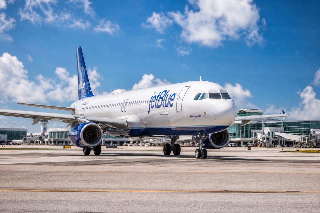 Jetblue Airplane Taxiing on Airport Tarmac in Fort Myers